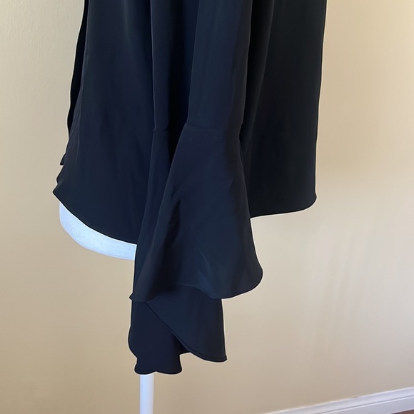 Button detail back blouse - Picture 5 of 9